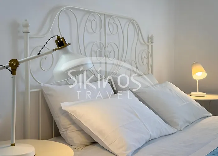 Beachfront Cycladic House בית נופש