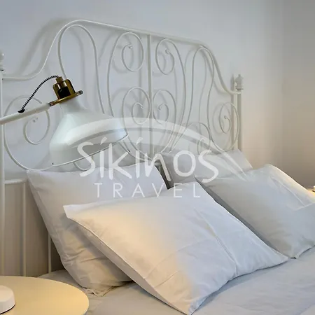 Beachfront Cycladic House بيت للعطل