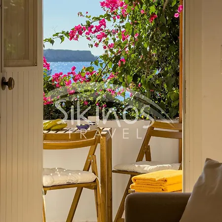 Beachfront Cycladic House 펜션 카라보스타시