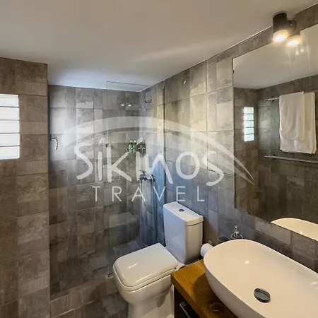 Beachfront Cycladic House بيت للعطل